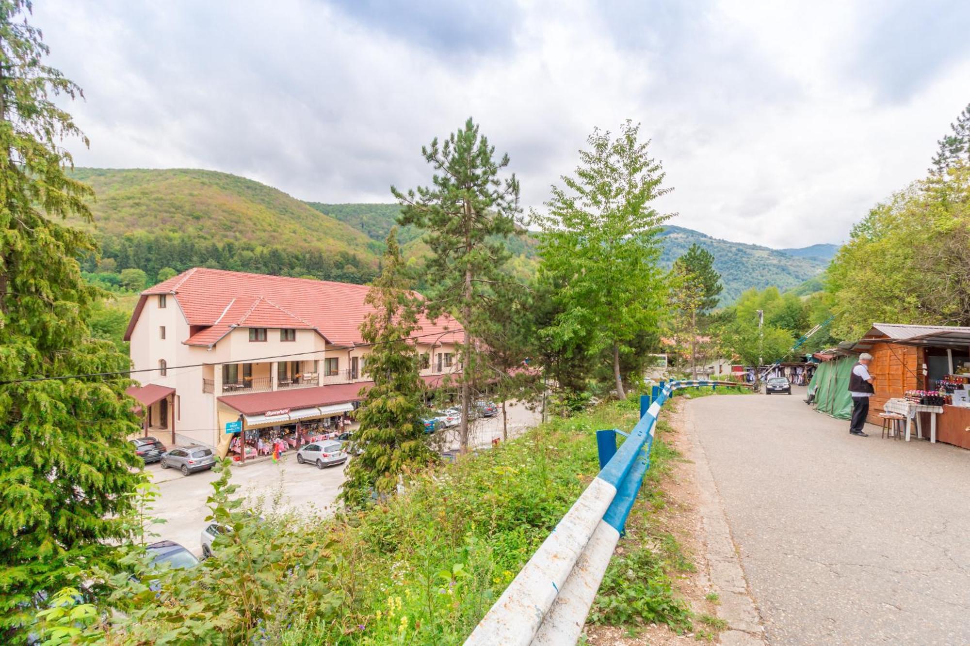 Pensiunea Popasul Ursilor Chiscau Exteriér fotografie